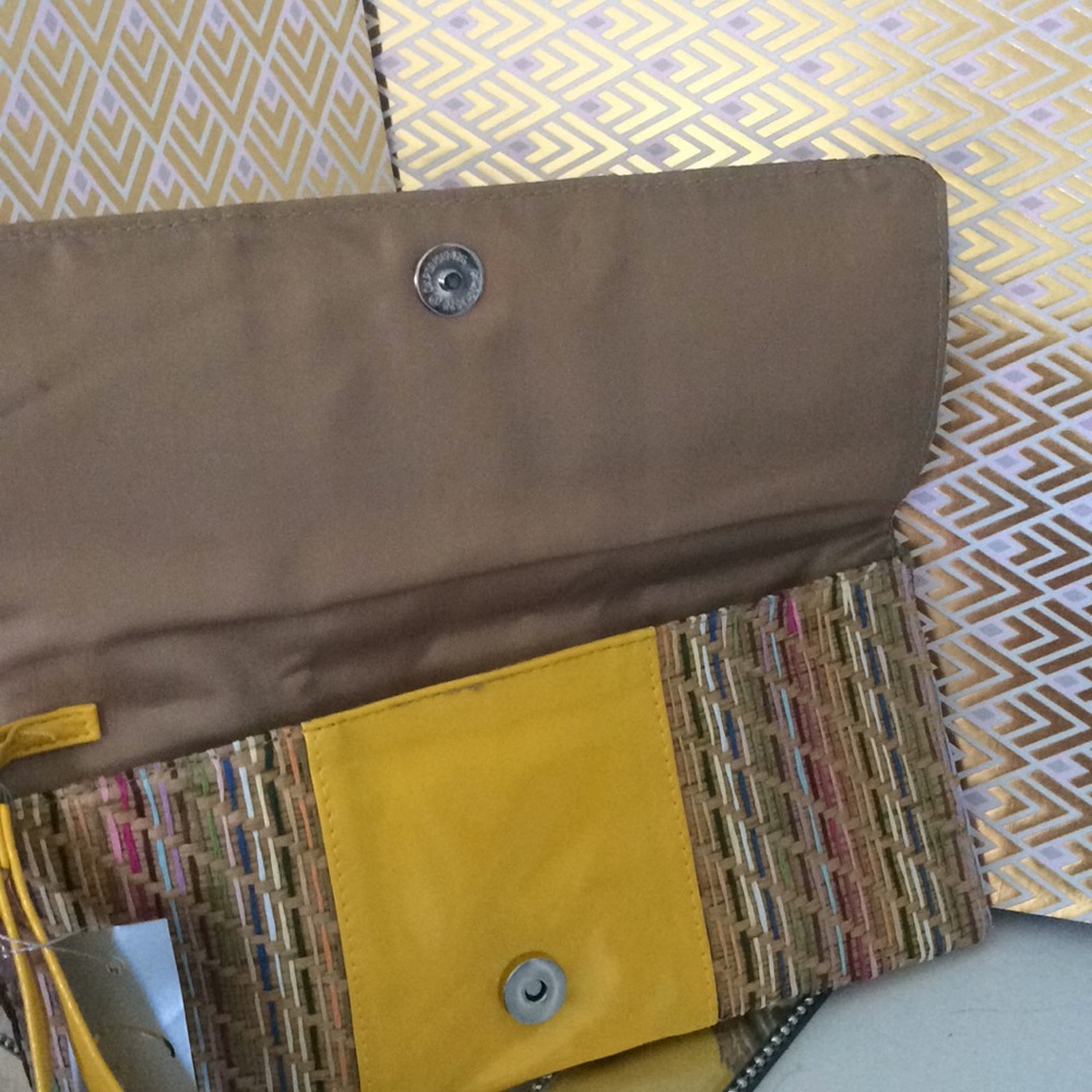 Yellow Spring Clutch - Picture 2 of 4